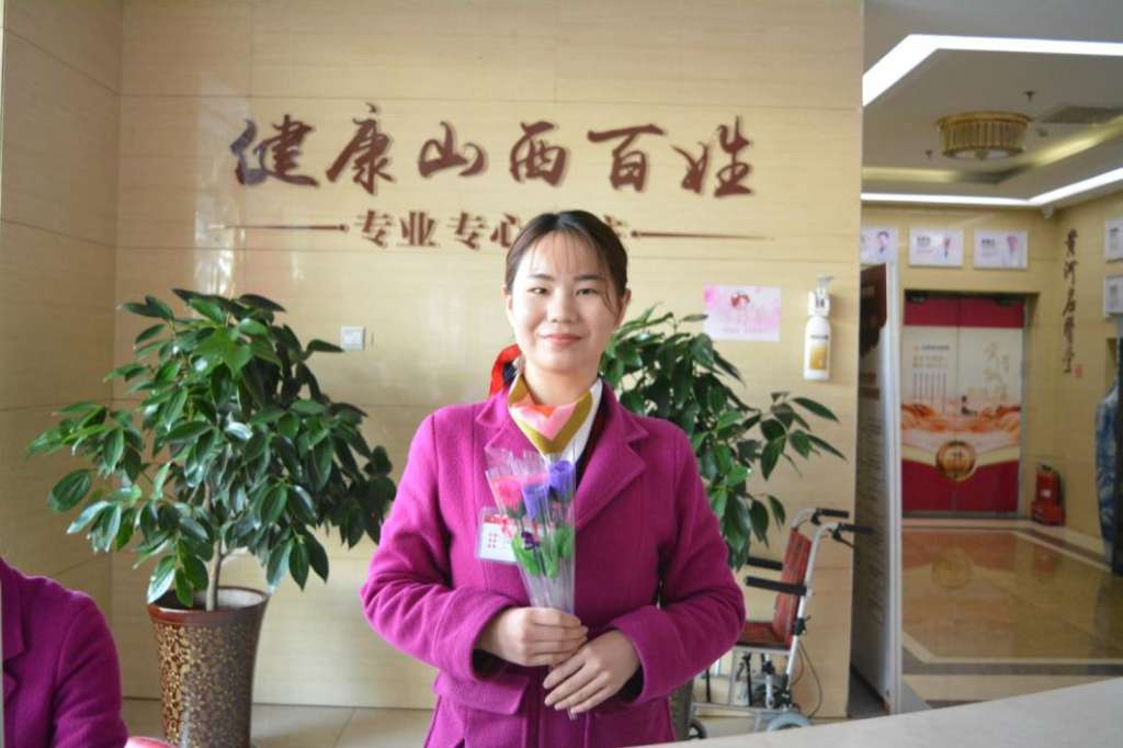 F:\2018年3月8日 妇女节\挑选图片\员工手拿玫瑰单张图\DSC_0354.JPG