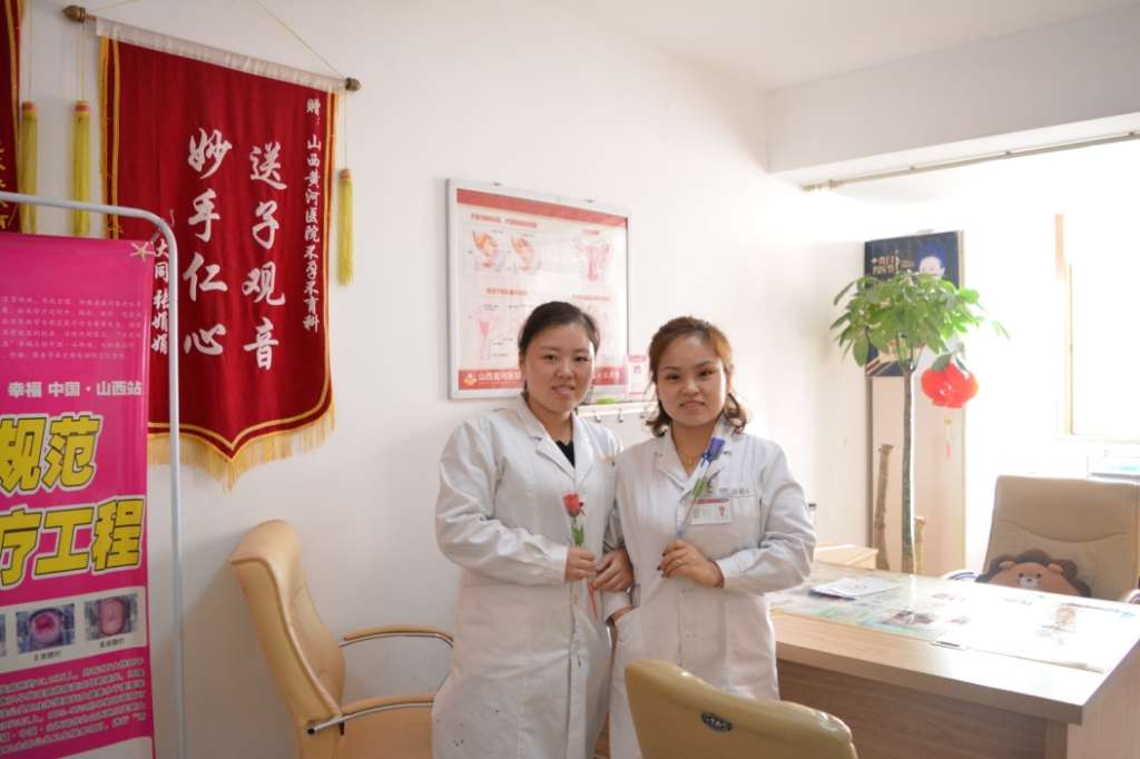 F:\2018年3月8日 妇女节\挑选图片\医生团队拿花照片\DSC_0448.JPG