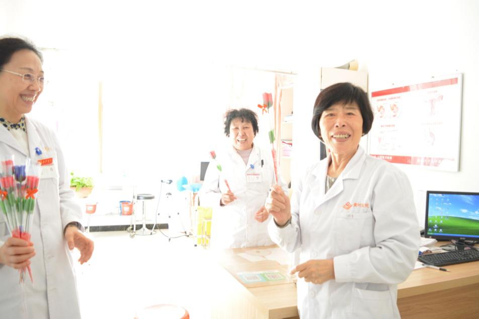F:\2018年3月8日 妇女节\挑选图片\医院为专家送玫瑰照片\DSC_0442.JPG