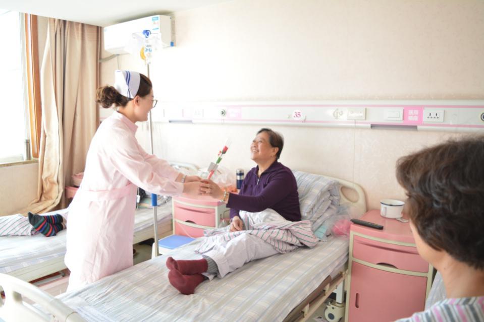 F:\2018年3月8日 妇女节\挑选图片\医护人员为患者送花\DSC_0482.JPG